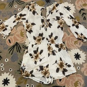 O’Neill Floral Romper with Pockets | Size: Small | Color: White / Beige